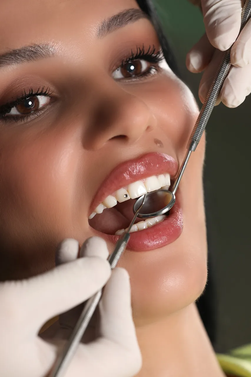 Brendësia moderne e klinikës dentare me ekip profesional, mjedis i ndritshëm dhe i pastër